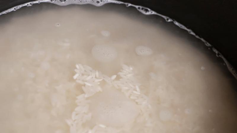 How to Stop Rice from Boiling Over – Stop!