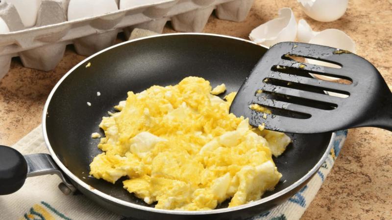 How To Scramble Eggs Without Using Oil – The Healthy Way!