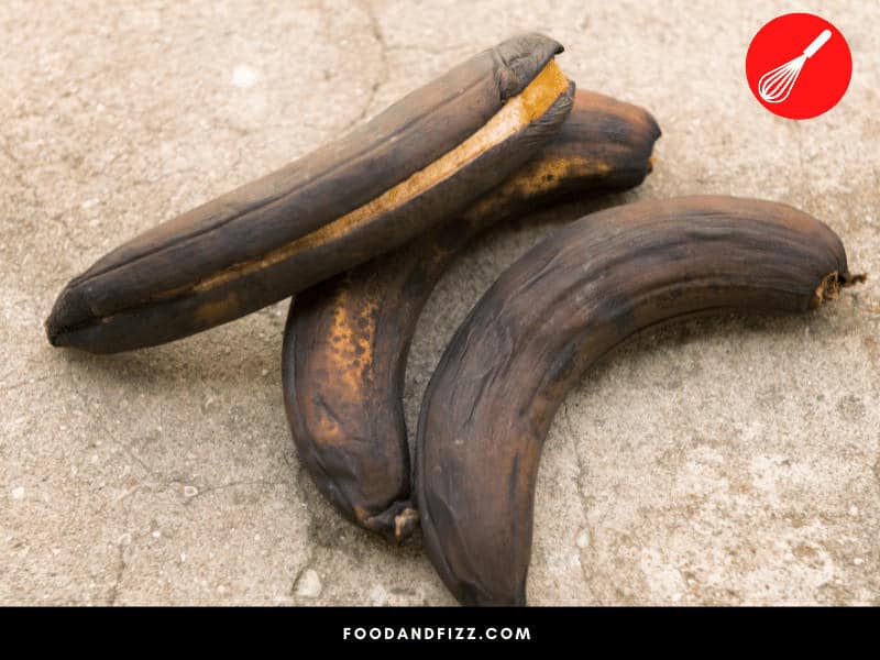 A black center in a banana indicates the presence of a fungus called nigrospora, which when consumed may be harmful to humans and cause health issues.