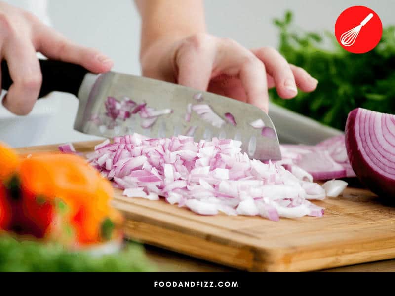 If not stored correctly, the strong odor of chopped onions can take over your fridge.