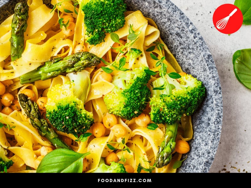 Many types of vegetables go well with pasta.
