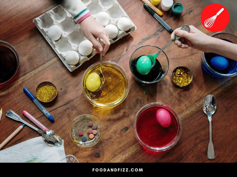 Soak the cooked egg in the colored solution made with water and apple cider vinegar for 5 minutes.