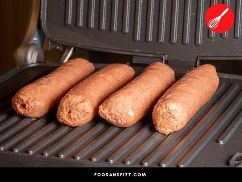 Vegetarian sausage casings are edible and are made from natural polysaccharides derived from seaweed.